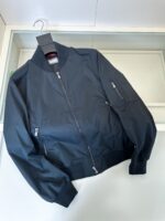 Giacca bomber nera elegante con zip, tasche e stile moderno per ogni occasione casual.