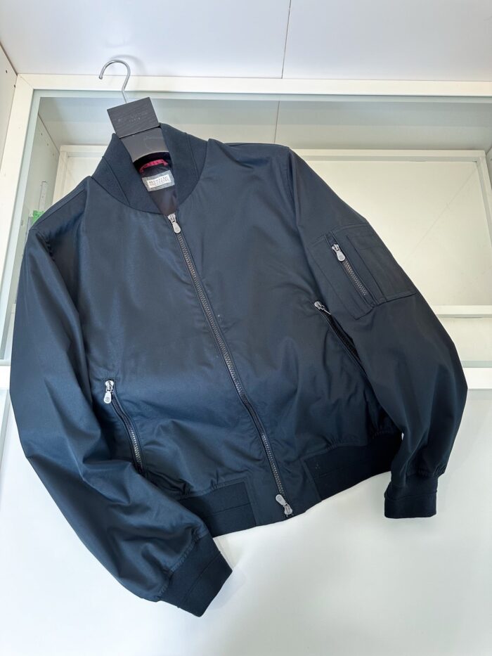 Giacca bomber nera elegante con zip, tasche e stile moderno per ogni occasione casual.