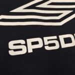 T-shirt nero con logo SP5DR e grafica dinamica, stile moderno e sporty.