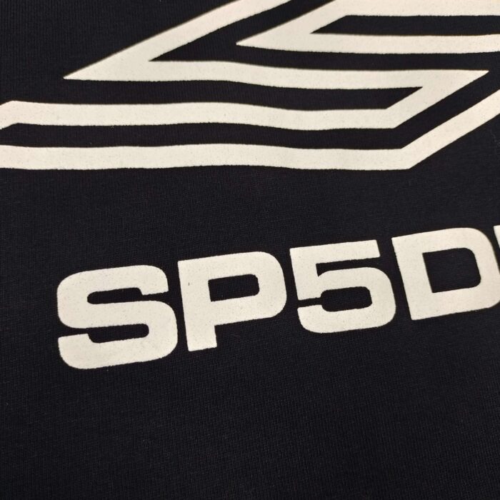 T-shirt nero con logo SP5DR e grafica dinamica, stile moderno e sporty.
