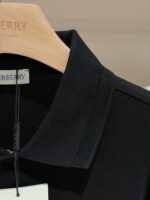 Maglietta polo nera Burberry di alta qualità con dettaglio a motivo tricot e collaro strutturato.