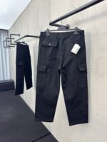 Pantaloni cargo neri moderni per uomo, stile urbano, comfort e funzionalità, perfetti per look casual.