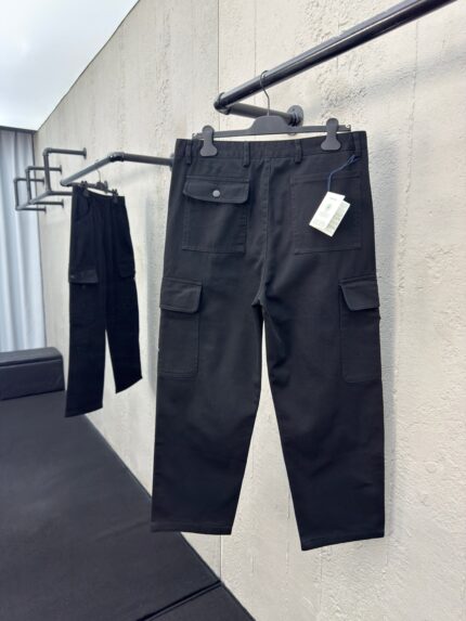 Pantaloni cargo neri moderni per uomo, stile urbano, comfort e funzionalità, perfetti per look casual.