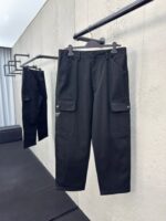 Pantaloni cargo neri moderni, stile urbano, pratici e versatili per look casual e contemporanei.
