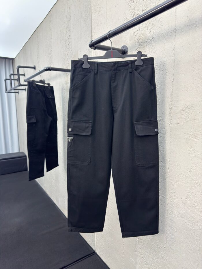 Pantaloni cargo neri moderni, stile urbano, pratici e versatili per look casual e contemporanei.