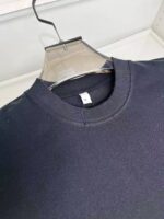 Maglietta nera classica con girocollo in cotone, da usare in modo versatile e senza tempo.