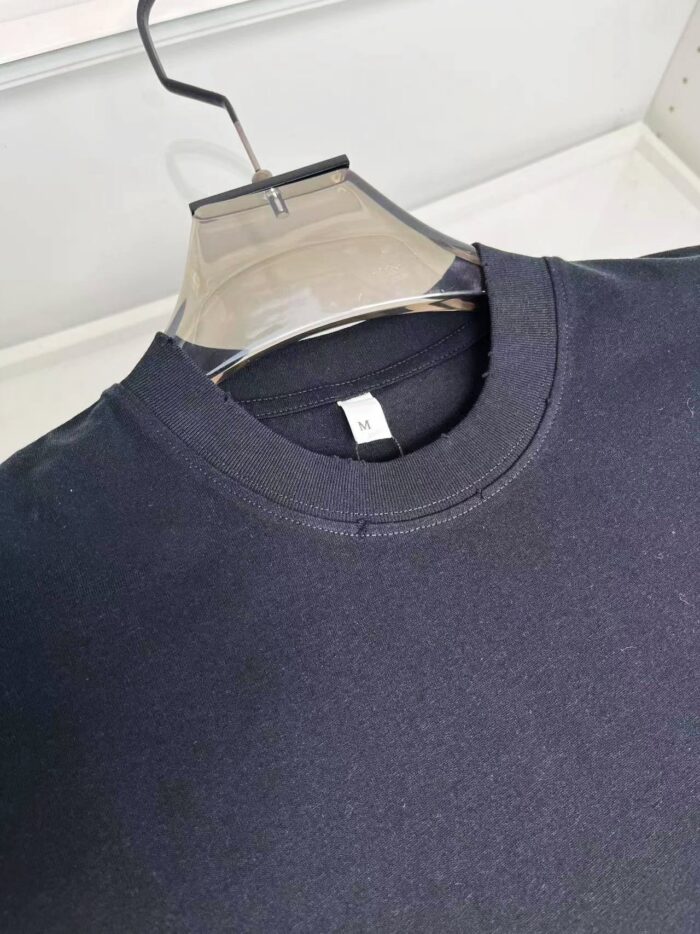 Maglietta nera classica con girocollo in cotone, da usare in modo versatile e senza tempo.