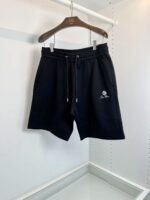 Shorts sportivi neri con elastico, coulisse regolabile e logo minimalista, ideali per relax e sport.