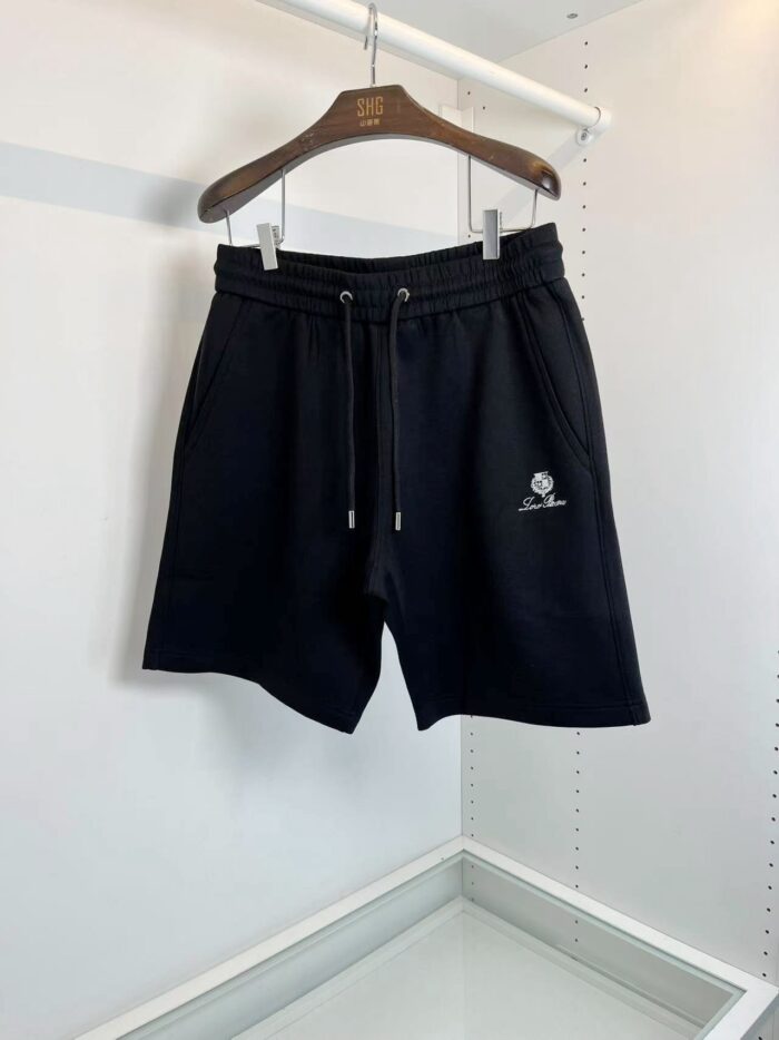 Shorts sportivi neri con elastico, coulisse regolabile e logo minimalista, ideali per relax e sport.