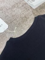 Maglietta nera casual con scollo rotondo e etichetta visibile, perfetta per ogni occasione quotidiana.