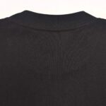 Colletto nero in tessuto lisciato minimalista, elegante e versatile per ogni stile.