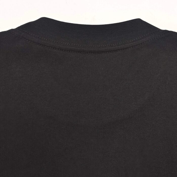 Colletto nero in tessuto lisciato minimalista, elegante e versatile per ogni stile.