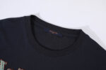 T-shirt nero con grafica colorata e dettagli beadwork di alta qualità, comoda e moderna.
