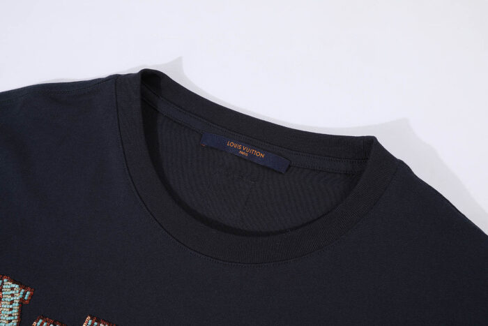 T-shirt nero con grafica colorata e dettagli beadwork di alta qualità, comoda e moderna.