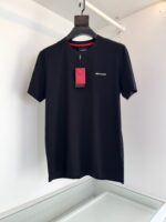 T-shirt nero a maniche corte con logo bianco e dettaglio rosso, stile minimalista e versatile.