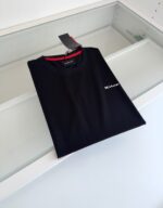 T-shirt nera con dettaglio rosso al colletto e logo bianco sottile, stile minimalista.