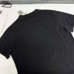 T-shirt nera con dettagli grafici alle maniche, stile minimalista e comodo per ogni occasione.