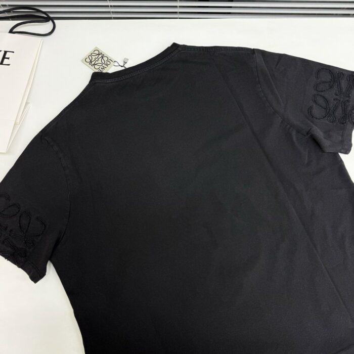 T-shirt nera con dettagli grafici alle maniche, stile minimalista e comodo per ogni occasione.
