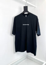 Maglietta nera con slogan Question Everything in bianco, stile casual e moderno.