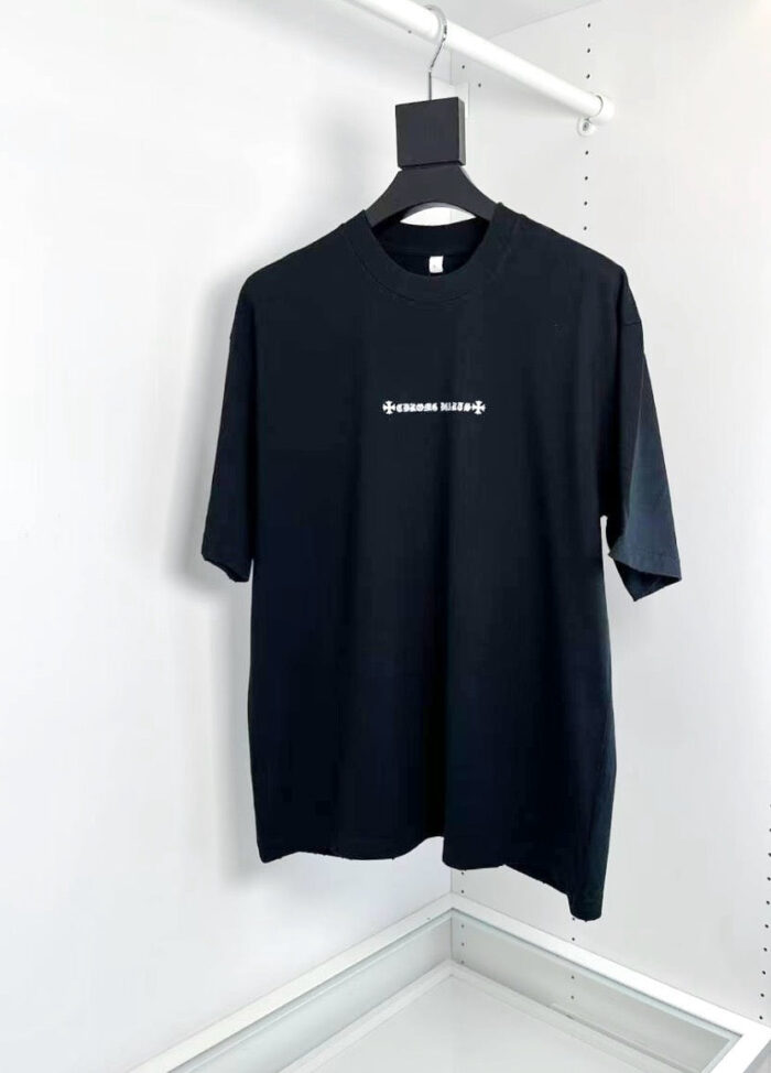 Maglietta nera con slogan Question Everything in bianco, stile casual e moderno.