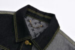 Giacca in denim nero con dettagli metallici, interno con motivo skull e pattern asimmetrico originale.