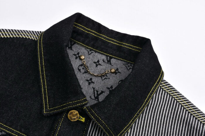 Giacca in denim nero con dettagli metallici, interno con motivo skull e pattern asimmetrico originale.