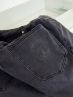 Jeans neri con tasca posteriore sobria, logo discreto e cuciture precise, stile moderno e resistente.
