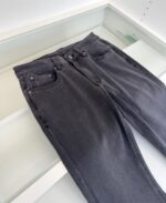Jeans neri classici a sigaretta in denim resistente, stile casual e versatile per uomo e donna.