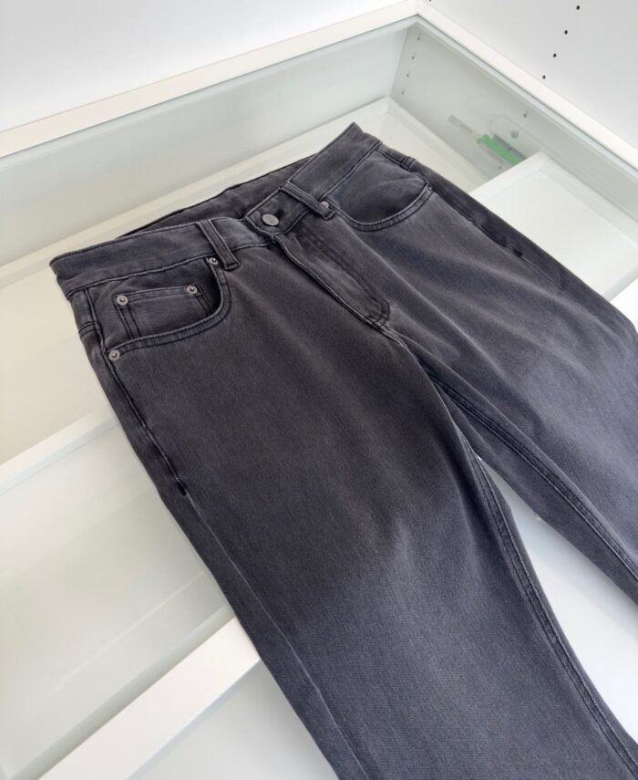 Jeans neri classici a sigaretta in denim resistente, stile casual e versatile per uomo e donna.