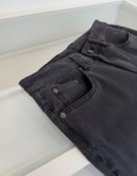 Jeans neri in denim moderno con rivetti e cuciture eleganti, stile versatile e di tendenza.