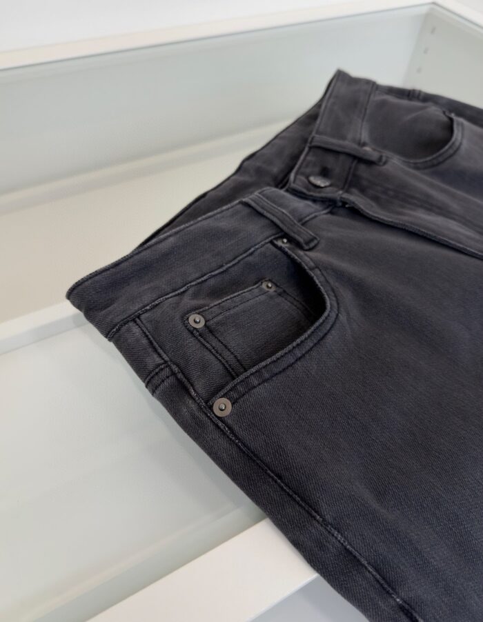 Jeans neri in denim moderno con rivetti e cuciture eleganti, stile versatile e di tendenza.