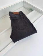 Jeans neri in denim, dettagli in pelle, stile versatile e qualità superiore.
