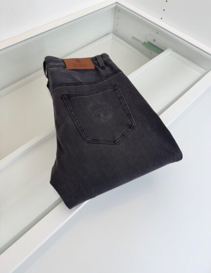 Jeans neri in denim, dettagli in pelle, stile versatile e qualità superiore.