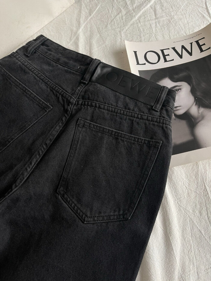 Jeans neri Loewe in denim, stile minimalista, in un ambiente di moda moderna e raffinata.