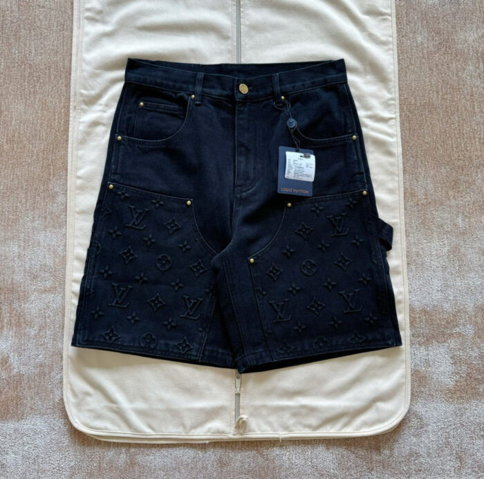 Shorts in denim nero con dettagli gold, tasche multiple e logo embossato, stile casual e trendy.