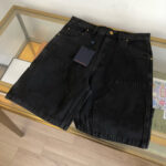 Shorts jeans neri donna con taschini, tag di marca, stile moderno e veste comoda.