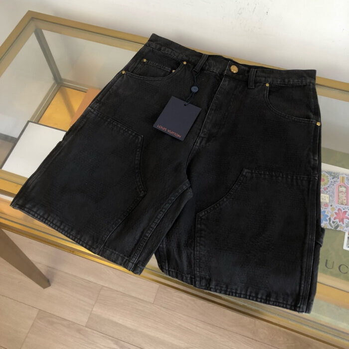 Shorts jeans neri donna con taschini, tag di marca, stile moderno e veste comoda.