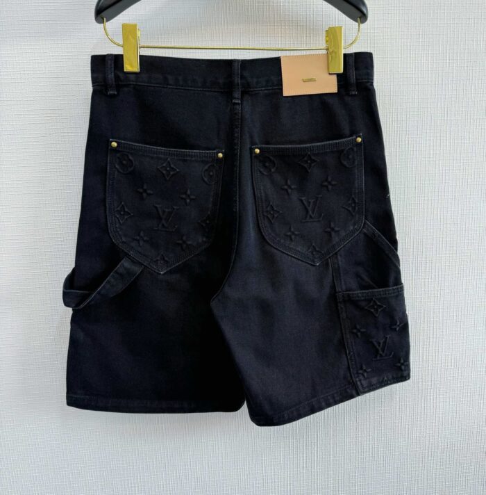 Shorts in jeans neri high waist con borchie dorate e tasche decorate, stile trendy e versatile.
