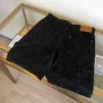 Shorts di jeans neri moderni con dettagli unici e stile versatile da uomo e donna.