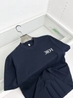 Maglietta Dior blu navy con logo bianco in esposizione elegante e minimalista.