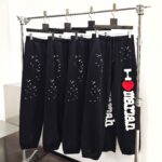 Pantaloni neri con stampa I ❤️ Warm, dettagli distressed, stile casual e moderno.
