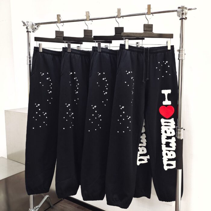 Pantaloni neri con stampa I ❤️ Warm, dettagli distressed, stile casual e moderno.