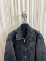 Giacca in jeans nera distressed con logo E.R.D., stile streetwear moderno e vintage.
