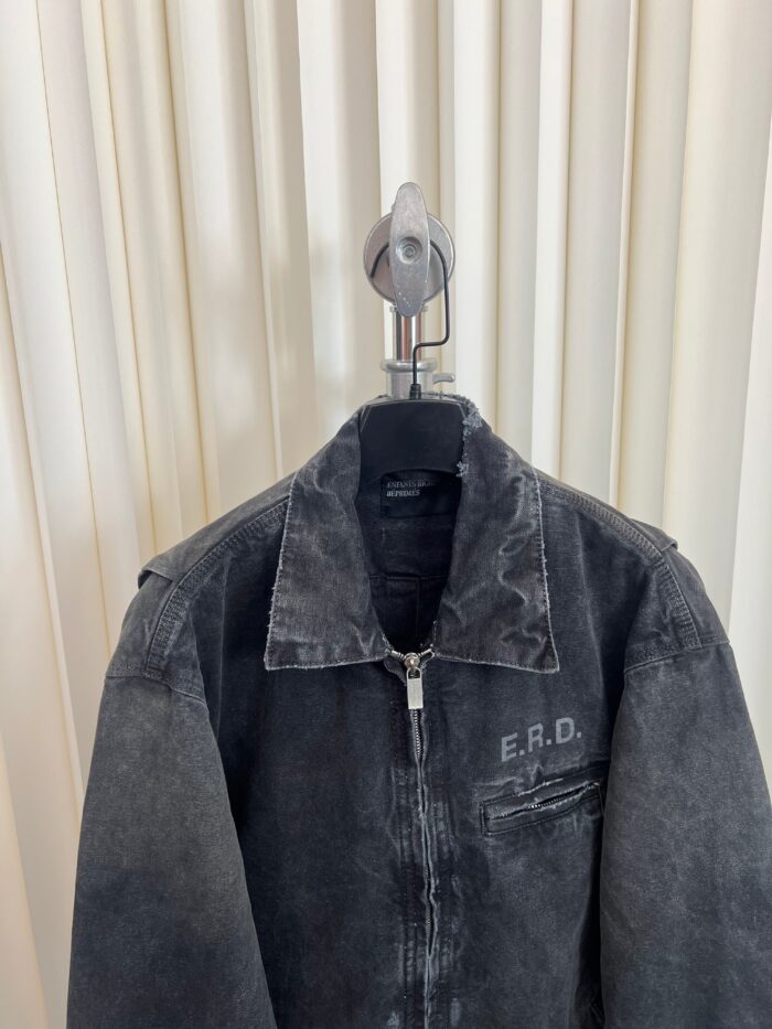 Giacca in jeans nera distressed con logo E.R.D., stile streetwear moderno e vintage.