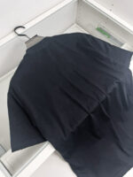 Vestito nero semplice su appendiabito, stile classico ed elegante per ogni occasione.