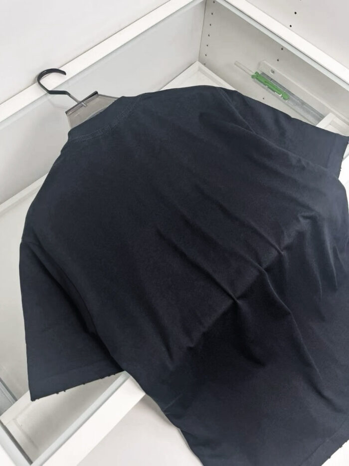 Vestito nero semplice su appendiabito, stile classico ed elegante per ogni occasione.