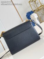Borsa elegante in pelle blu navy con dettaglio in oro e tracolla regolabile, stile moderno e raffinato.