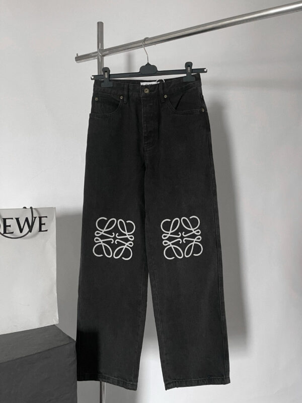 Jeans neri ricamati con dettagli artigianali e stile di lusso LOEWE.