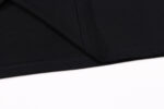 Tessuto nero elegante, morbido e resistente, ideale per abbigliamento casual e moderno.