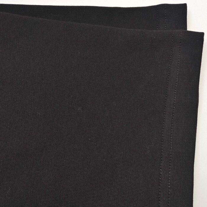 Tessuto nero morbido, lucente, con cuciture precise, ideale per moda e decorazioni eleganti.